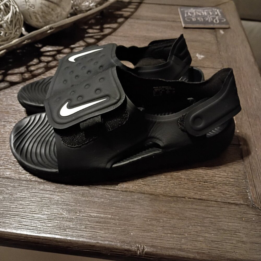 Nike Sandals Size 6y Women 7.5 (very good)